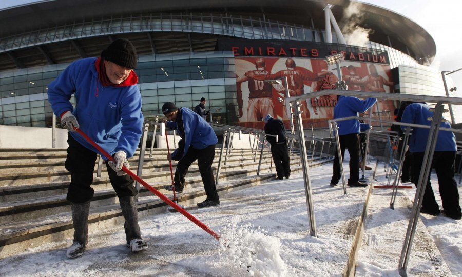 Navijači su pomagali pripremiti Emirates