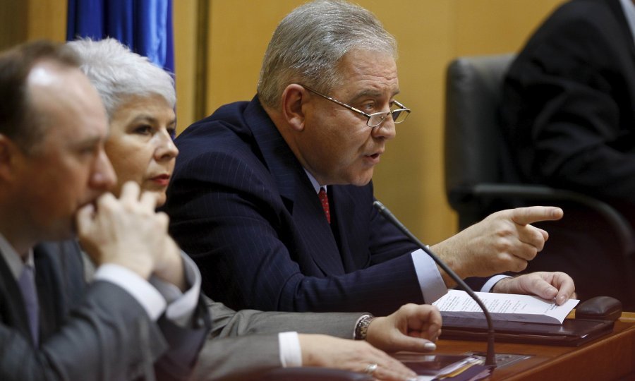 Sanader u Saboru pokazuje prstom