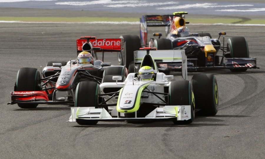 Jenson Button (Brawn GP) ispred Lewisa Hamiltona (McLaren Mercedes)