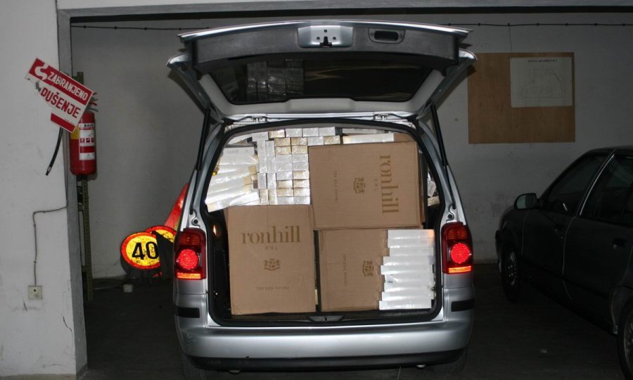 Zaplijenjeni automobil i cigarete u policijskoj postaji Vrgorac-1