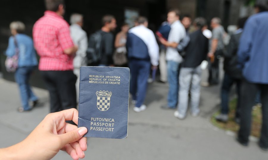 Od danas jeftinije pristojbe za putovnice, vozačke dozvole