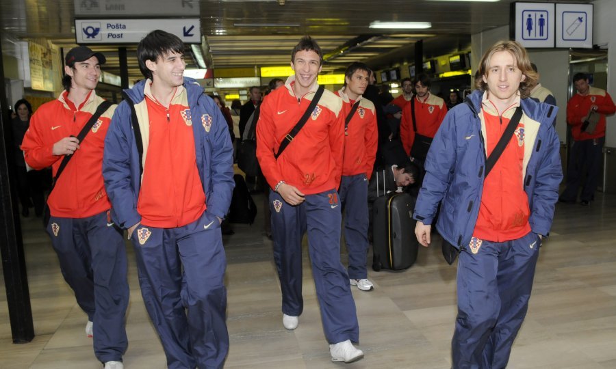 Hrvatska nogometna reprezentacija, Odlazak hrvatske nogometne reprezentacije u Bukurešt 10. veljače 2009. na prijateljski susret s reprezentacijom Rumunjske. Na slici: Nikola Pokrivač, Hrvoje Čale, Mario Mandžukić, Ognjen Vukojević i Luka Modrić