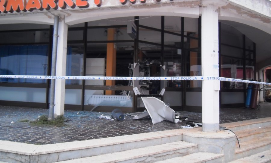 Raznesen bankomat