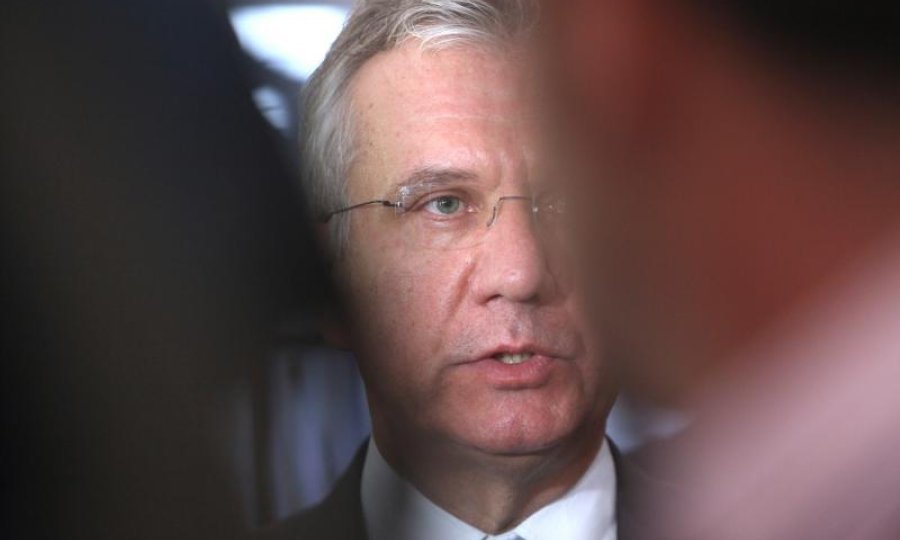 Rajko Ostojić među siluetama