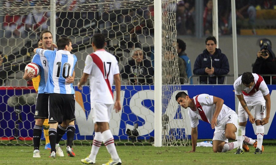 Gonzalo Higuain, Lionel Messi, Carlos Lobaton (17), Carlos Zambrano i Victor Yotun Flores (oba desno)