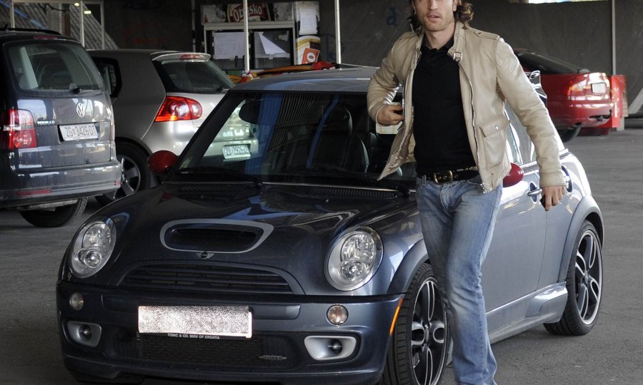 Tomo Šokota, ispred automobila