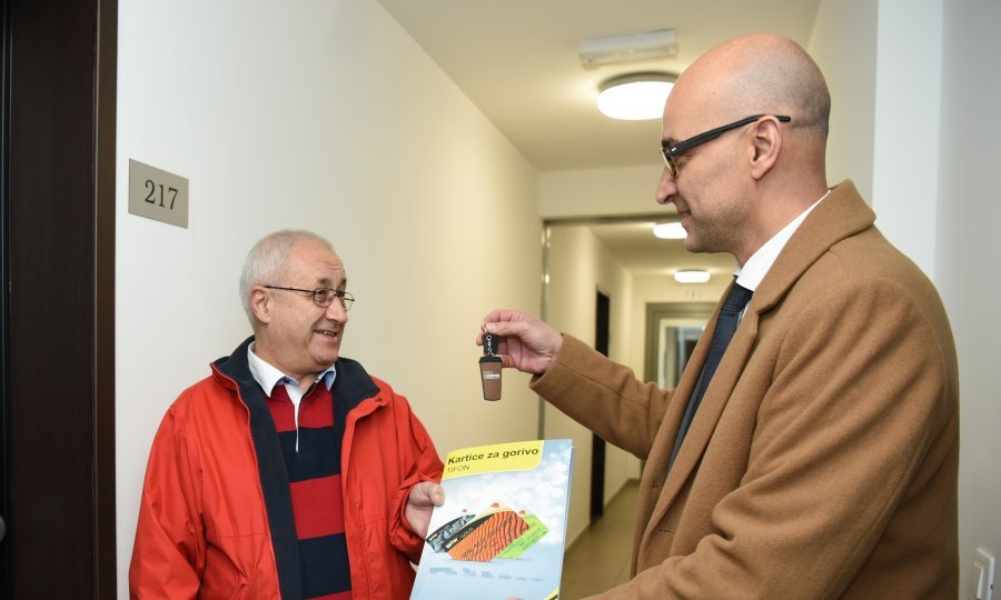 Član Uprave Tifona,Damir Blašković u društvu dobitnika stana Dragoljuba Stankovića