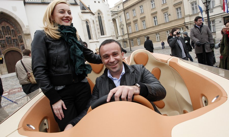 Marijana Petir i Josip Salapić u električnom automobilu