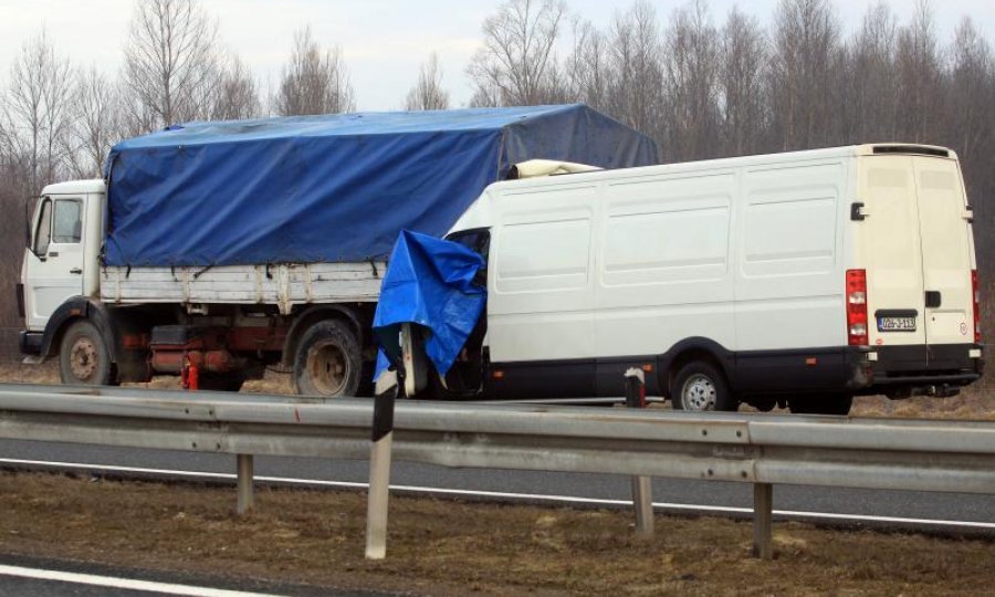 prometna nesreća kamion kombi
