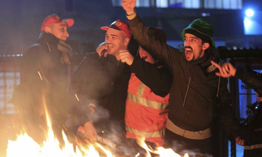 Radnici se griju blokirajući ulaz u tvornicu Audija