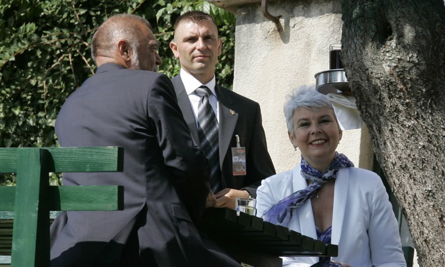 Stjepan Mesić i Jadranka Kosor na kavi u Kninu