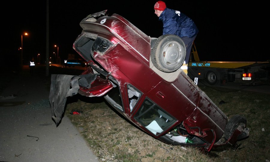 Vozač automobil na mjestu je poginuo