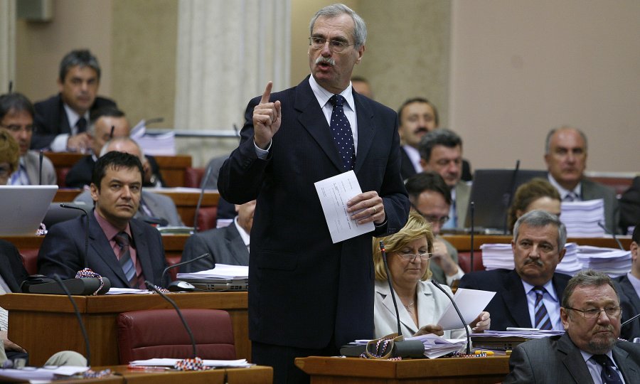 Andrija Hebrang maše prstom