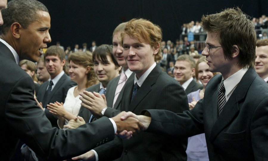 Obama se rukuje s ruskim studentima