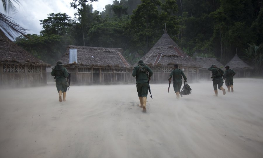Venezuelski vojnici izlaze iz helikoptera u selu nedaleko od ilegalnog rudnika zlata na obali rijeke Cura. Foto: REUTERS/Carlos Garcia Rawlins