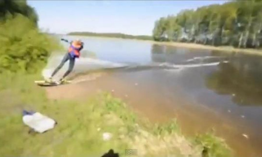 surfer se vraća u šator na spavanje