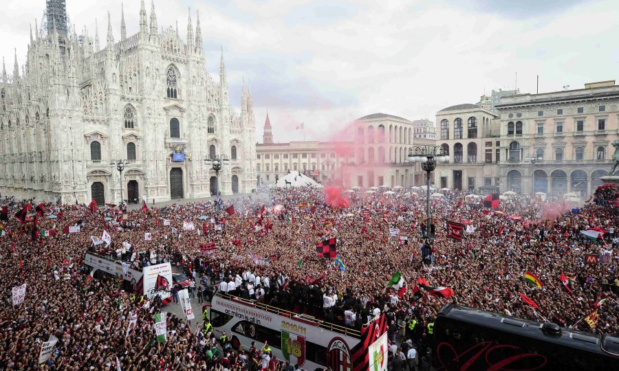 Piazza Duomo AC Milan slavi tutulu