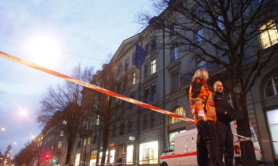 Policija stoji pred ambasadom EU u Bernu