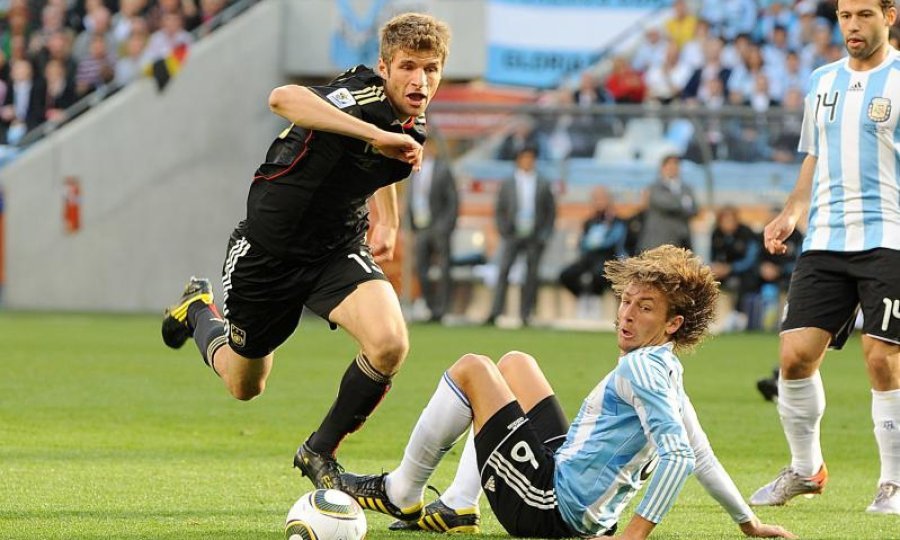 Thomas Müller, Mascerano i Heinze