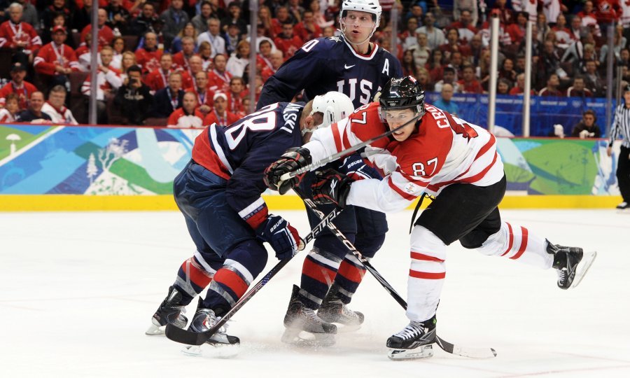 Sidney Crosby (Kanada) i Ryan Miller (SAD)