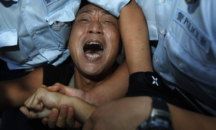 Policija u Hong Kongu privodi prosvjednika na demonstracijama za poboljšanje stanja ljudskih prava u Kini, na dan kada se u Pekingu službeno slavi 60. rođendan Narodne Republike Kine. Foto: Tyrone Siu/Reuters