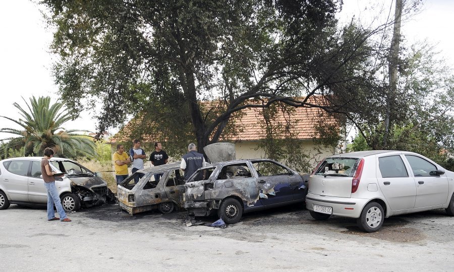 Poddmetnuti požar meje automobil