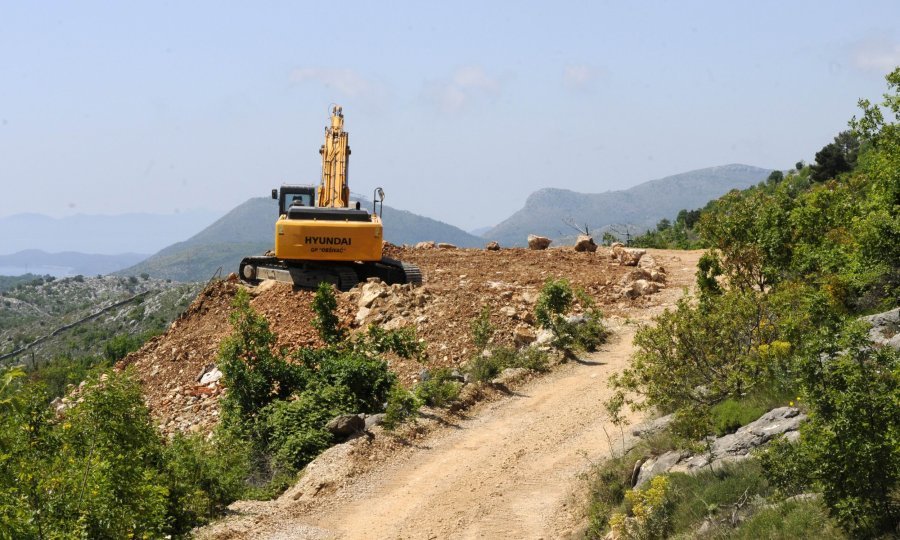 Danas je na Osojniku ( pet kilometara od Dubrovnika ) svečano obilježeno potpisivanje ugovora i početak radova na dionici autoceste Dubrovnik - Doli, nastavku autoceste A1 Zagreb - Split - Dubrovnik.