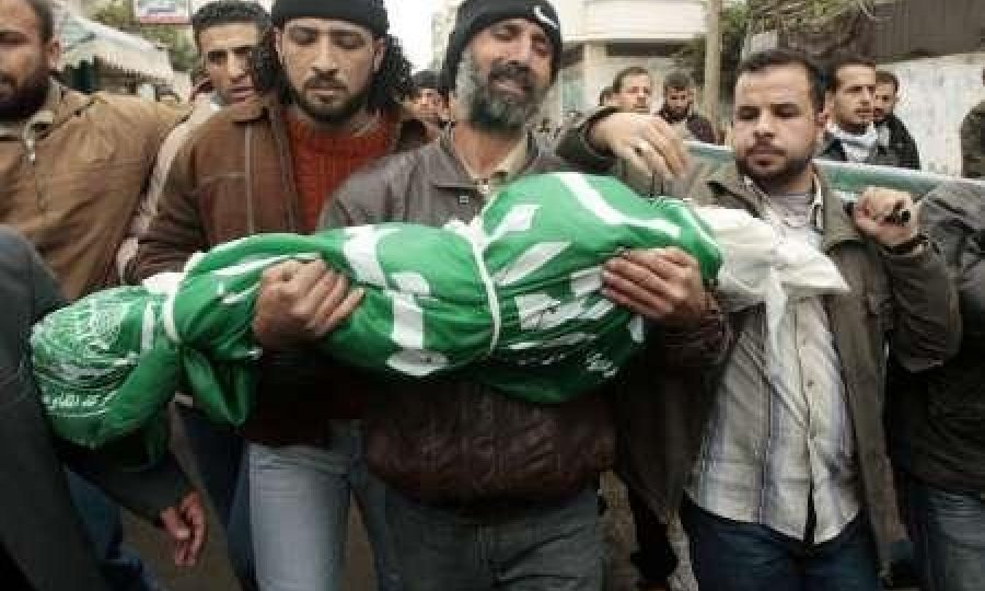 Palestinac nosi mrtvu 4-godišnju kćer Denu Baloshu