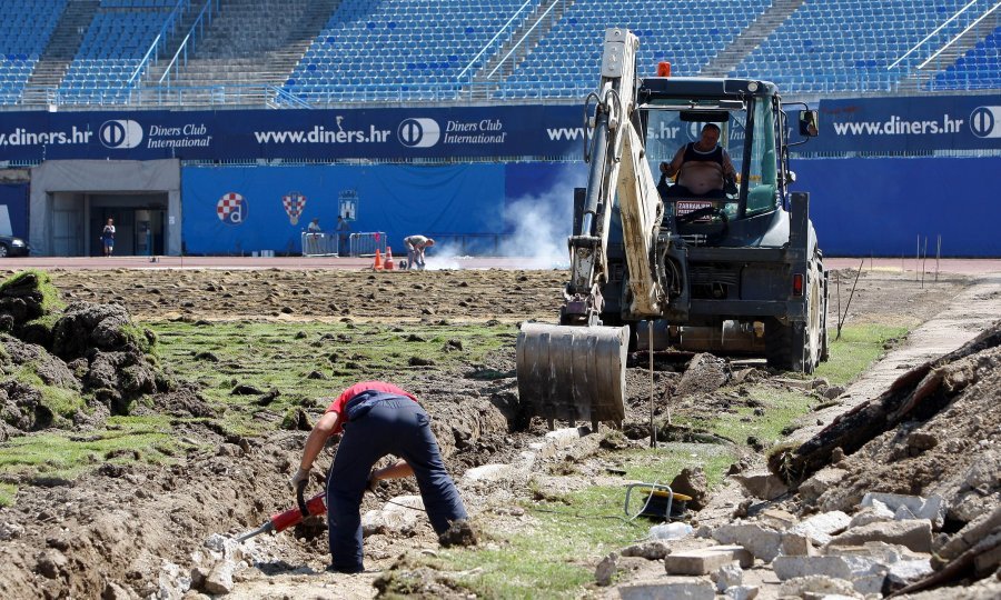 Tri dana nakon velikog rock spektakla irske grupe U2 maksimirski stadion se oprašta od skoro 60 godina stare trave. Travu koja je zasijana davne 1950. godine užurbano odstranjuju radnici sa teškom mehanizacijom. Novi travnjak bi trebao stići večeras iz Nj