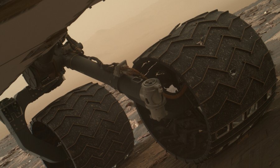 Kotač rovera Curiosity se izlomio na više lokacija