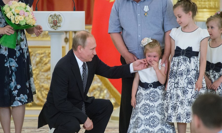 Ruski predsjednik Vladimir Putin i obitelj Klišov iz Tverske regije na ceremoniji u Kremlju, na kojoj je uručena medalja Red roditeljske slave obiteljima s više djece
