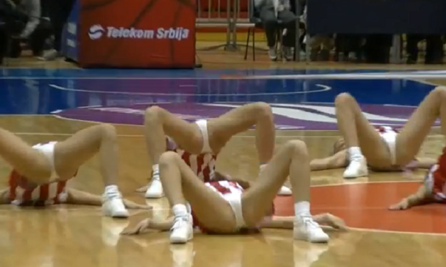 Seksi plesačice na košarkaškoj utakmici srbija