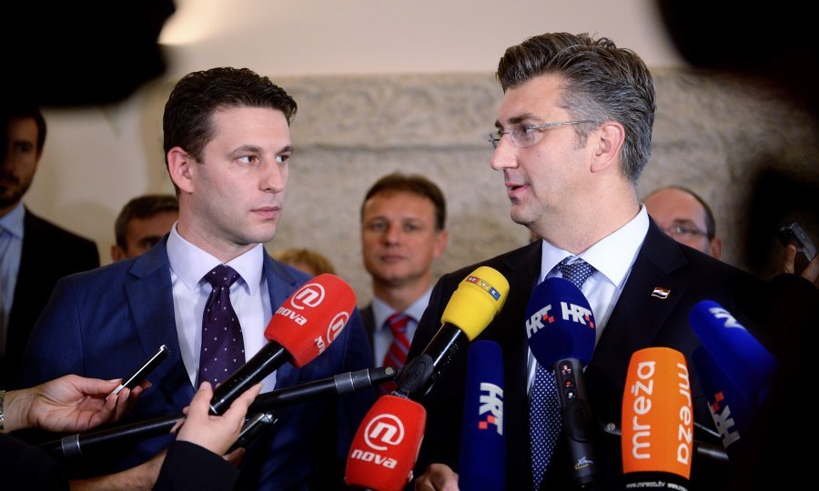 Božo Petrov i Andrej Plenković se gledaju