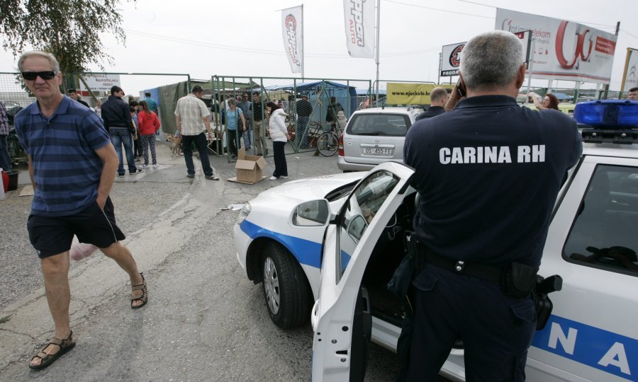 Osijek, 150913. Jutros je 40 carinika provelo carinski nadzor na osjeckoj Veletrznici zbog nezakonite trgovine trosarinske robe. Na fotografiji: carinski djelatnik na ulazu u osjecku Veletrznicu. Foto: Vlado Kos / Cropix