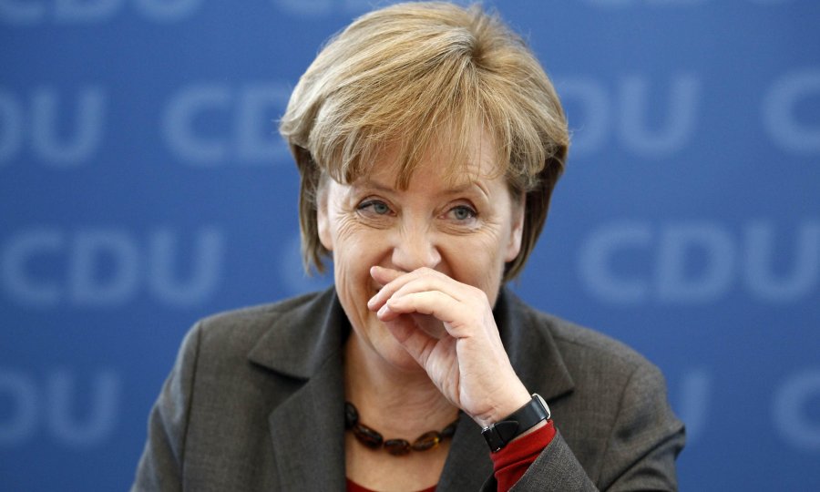 angela merkel trlja nos