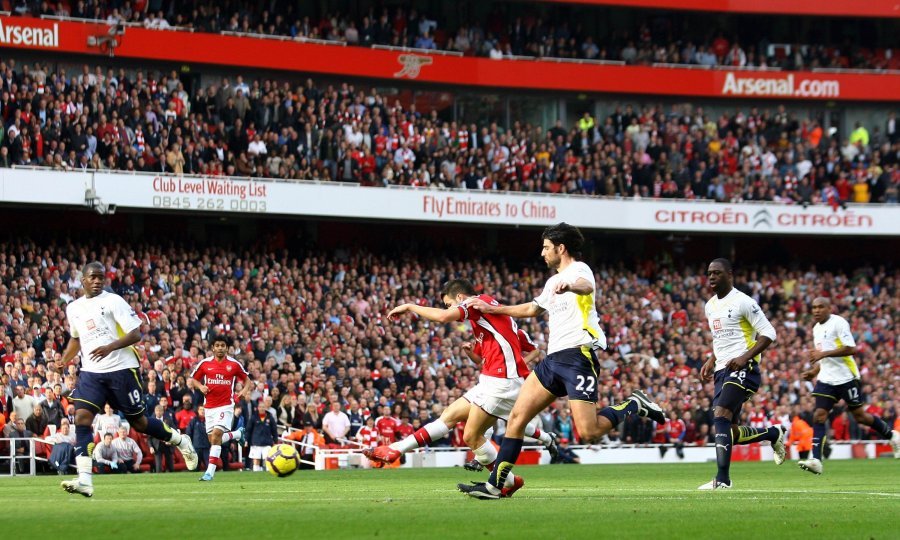 Arsenal - Tottenham (Fabregas, u pozadini i Eduardo)
