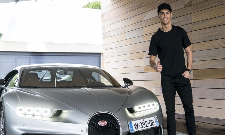 Christiano Ronaldo pored Bugatti Chirona