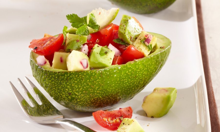 Detoks salata od rajčice, krastavaca i avokada