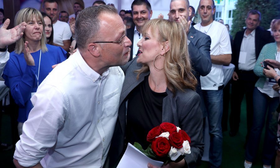 Zlatko Hasanbegović i Bruna Esih u izbornom stožeru u restoranu Mostovi slave nakon izlaznih anketa rezultate lokalnih izbora