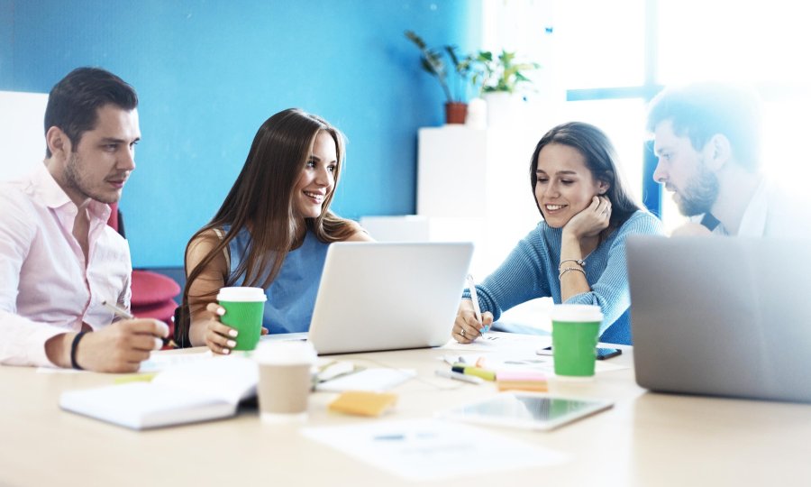 muškarci žene sastanak startup ured