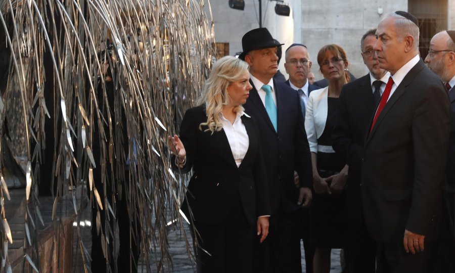 Netanyahu sa suprugom Sarom i mađarskim premijerom Orbanom u budimpeštanskoj sinagogi