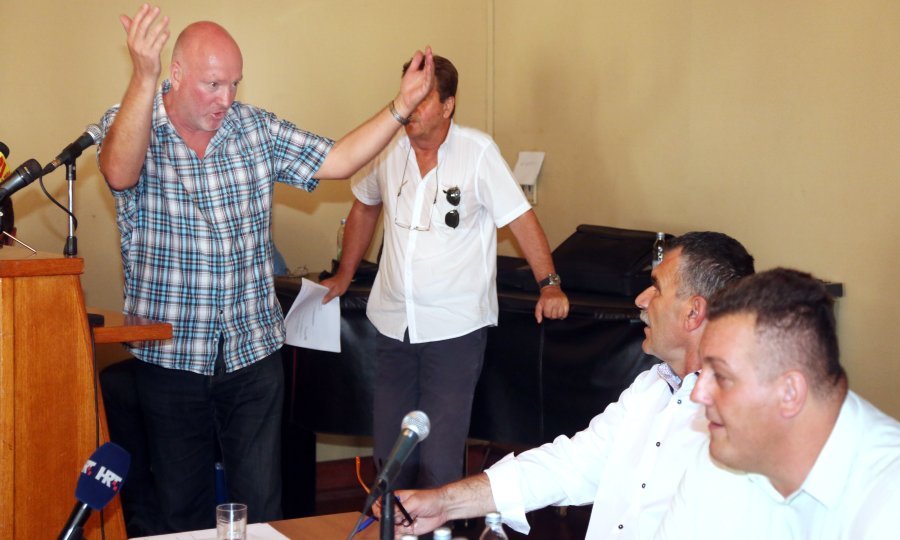 Stevo Žeželj i Nedjeljko Dujić u raspravi o tome zašto Žeželj ne može dobiti dozvolu za lovačku pušku