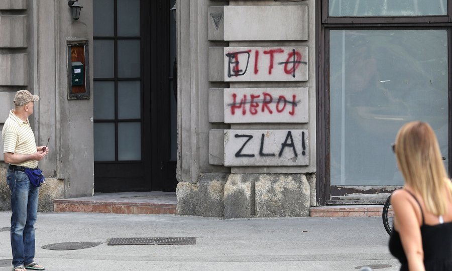 Trg maršala Tita jutro nakon izglasavanja promjene naziva trga