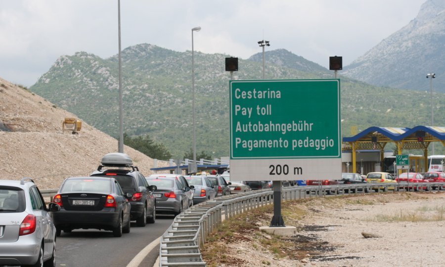 Nakon izlaza s autoceste stvorile su se velike gužve jer Vrgorac nije u stanju progutati toliku količinu automobila