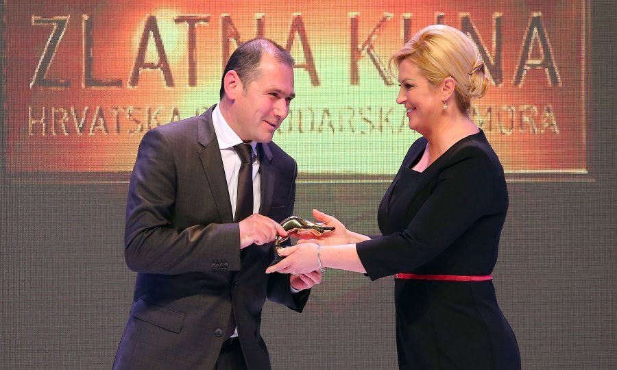 Predsjednica Kolinda Grabar Kitarović uručuje Zlatnu kunu Tomislavu Popoviću, predsjedniku Uprave Maistre, koja je proglašena najboljom velikom tvrtkom