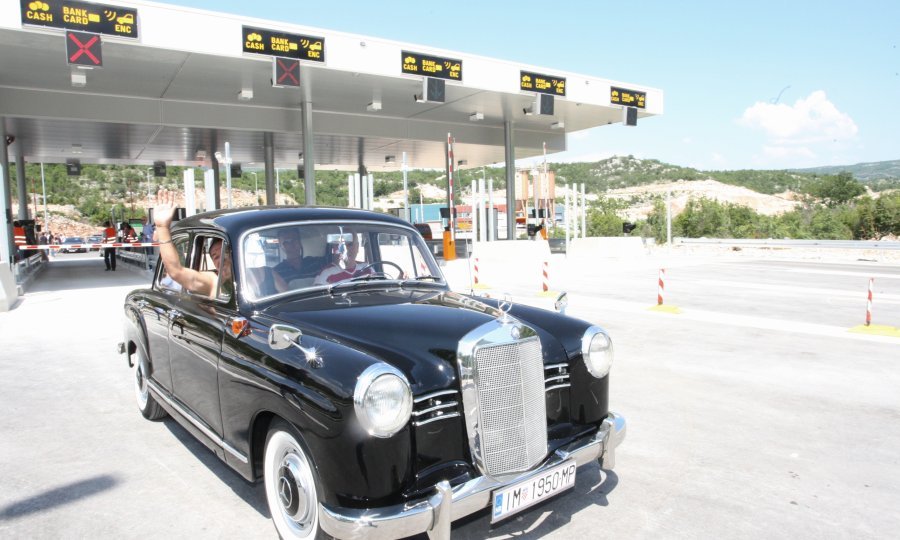 Kroz tunel Sv. Ilija prvi su se provezli Imoćani Mirko Perkušić, Živko Dodig i Željko Vuković u oldtimer Mercedesu