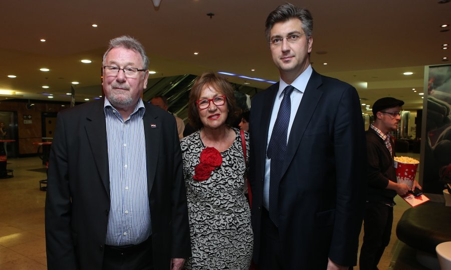 Vladimir Šeks i Andrej Plenković u društvu Silvije Luks 2015. na premijeri dokumentarca Višnje Starešine 'Neprijatelj naroda'