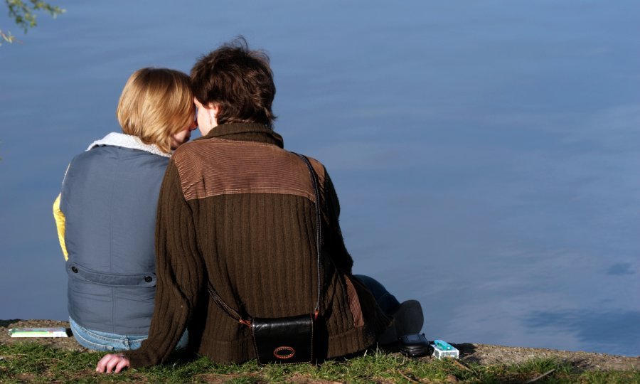 tinejdžeri leđa par ljubav romantika rijeka