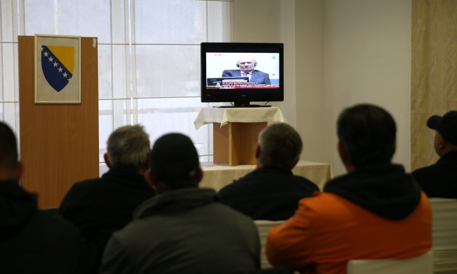 Dočekivanje presude šestorki iz BiH u Mostaru