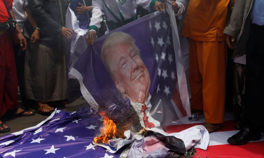 Članovi Islamskog demokratskog fronta (FPI) pale sliku američkog predsjednika Donalda Trumpa tijekom prosvjeda ispred američkog veleposlanstva u Jakarti 11. prosinca 2017. zbog odluke Washingtona da prizna Jeruzalem kao glavni grad Izraela